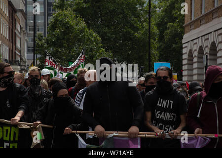 London, Großbritannien. 3. August 2019. Antifa Unterstützer, eine militante Linke Gruppe, ignorieren sie die strengen Auflagen, die von der Polizei verhängt und haben von ihren festen Platz gebrochen Protest zu begegnen und die rechten Flügel frei Tommy Robinson Rallye in der Nähe von Oxford Circus für eine mögliche gewalttätige Konfrontation Ansatz. Credit: Joe Kuis/Alamy Nachrichten Stockfoto