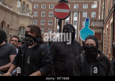 London, Großbritannien. 3. August 2019. Antifa Unterstützer, eine militante Linke Gruppe, ignorieren sie die strengen Auflagen, die von der Polizei verhängt und haben von ihren festen Platz gebrochen Protest zu begegnen und die rechten Flügel frei Tommy Robinson Rallye in der Nähe von Oxford Circus für eine mögliche gewalttätige Konfrontation Ansatz. Credit: Joe Kuis/Alamy Nachrichten Stockfoto