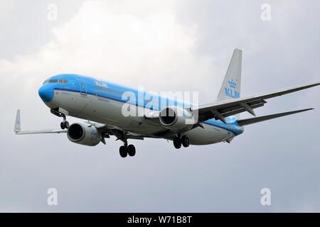 KLM Boeing 737 PH-BGG Landung in London Heathrow Flughafen, Großbritannien Stockfoto