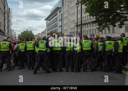 London, Großbritannien. 3. August 2019. Antifa Unterstützer, eine militante Linke Gruppe, werden von der Polizei zurück gedrängt, nach dem Ignorieren der strengen Bedingungen, die von der Polizei verhängt und in der Abwesenheit von ihrem festen Platz gebrochen Protest zu begegnen und die rechten Flügel frei Tommy Robinson Rallye in der Nähe von Oxford Circus für eine mögliche gewalttätige Konfrontation Ansatz. Credit: Joe Kuis/Alamy Nachrichten Stockfoto