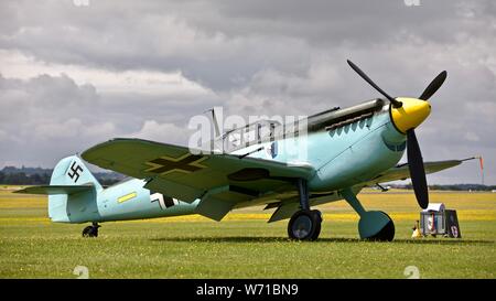 Hispano HA-1112-M4L Buchon "Gelbe 7" (G-AWHM) auf der Flightline am 2019 Flying Legends Airshow im Imperial War Museum, Duxford Stockfoto