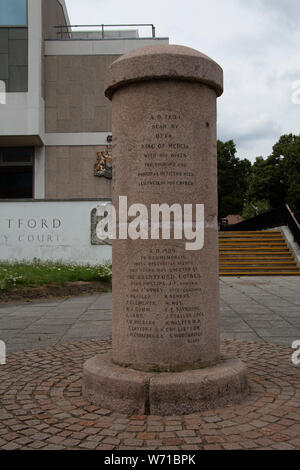 Ein Denkmal für die Schlacht von Brentford außerhalb des Amtsgericht auf Brentford High Street, Brentford, Middlesex, London, UK Stockfoto