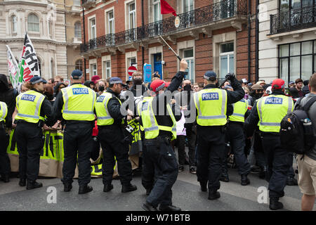 London, Großbritannien. 3. August 2019. Polizisten heben ihre Schlagstöcke an Antifa Unterstützer, eine militante Linke Gruppe, die den strengen Bedingungen, die von der Polizei verhängt ignoriert und brach weg von den Ihnen zugewiesenen Platz Protest zu begegnen und die rechten Flügel frei Tommy Robinson Rallye in der Nähe von Oxford Circus für eine mögliche gewalttätige Konfrontation Ansatz. Credit: Joe Kuis/Alamy Nachrichten Stockfoto