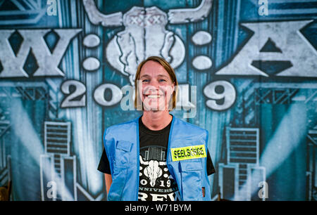 02. August 2019, Schleswig-Holstein, Wacken: Annika Woydack, Jugendpastor und Pastor an der WOA (Wacken Open Air) steht auf dem Podium nach einer Pressekonferenz auf dem Festivalgelände. Die größten Heavy Metal Festival der Welt nach Angaben der Veranstalter wird am zweiten Tag fortgesetzt werden. Foto: Axel Heimken/dpa Stockfoto