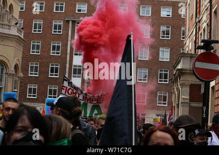 London, Großbritannien. 3. August 2019. Antifa Unterstützer, eine militante Linke Gruppe, ignorieren sie die strengen Auflagen, die von der Polizei verhängt und haben von ihren festen Platz gebrochen Protest zu begegnen und die rechten Flügel frei Tommy Robinson Rallye in der Nähe von Oxford Circus für eine mögliche gewalttätige Konfrontation Ansatz. Credit: Joe Kuis/Alamy Nachrichten Stockfoto