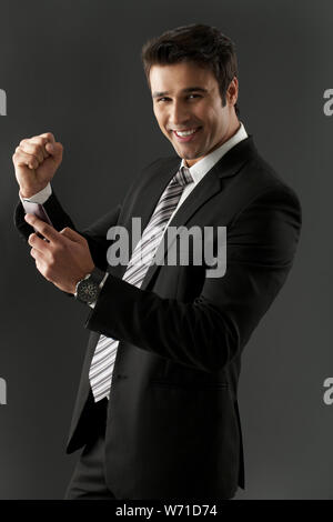 Geschäftsmann Text-messaging und lächelnd Stockfoto