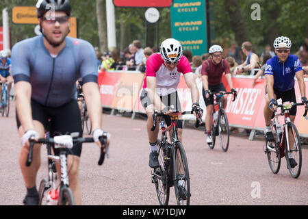 London, Großbritannien. 4 Aug, 2019. Prudential RideLondon, größte Festival der Welt des Radfahrens, mit mehr als 100.000 Menschen zu ihren Bikes an diesem Wochenende die autofreien Straßen von London und Surrey zu genießen. Sie vervollständigen und ihre Fahrt in die Mall, London beenden. Credit: Keith Larby/Alamy leben Nachrichten Stockfoto