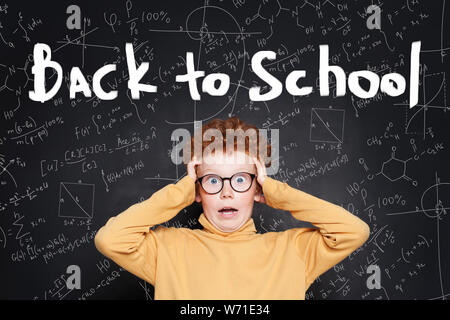 Lustige schockiert Kid gegen Text zurück zur Schule. Ferien sind vorbei Stockfoto