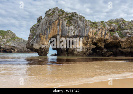 Natural Arch von Cuevas del Mar Beach, Asturien, Spanien Stockfoto