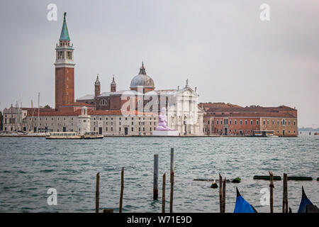 Atem, einem riesigen pink lady aufblasbare Version einer Marmor Skulptur mit dem Titel "Alison Lapper schwanger" von Marc Quinn auf Anzeige auf San Giorgio Maggiore, einer Insel in Venedig, Italien Stockfoto