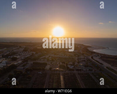 Luftbild von Sonnenuntergang über Coral Bay in Australien auf den Indischen Ozean in Australien suchen Stockfoto