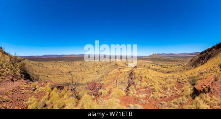 Mount Bruce Panoramablick über trockene Landschaft im Karijini National Park Australien Stockfoto