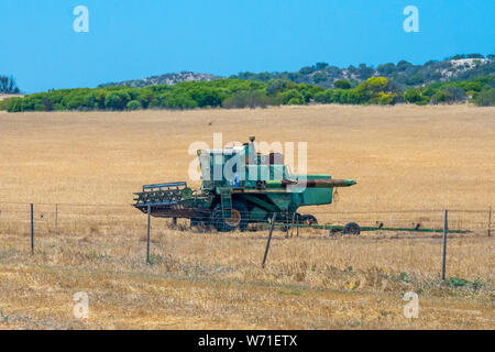 Alte Mähdrescher auf trockenem Mais Feld im Westen von Australien geparkt Stockfoto