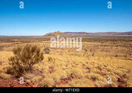 Mount Bruce Blick über trockene Landschaft im Karijini National Park Australien Stockfoto