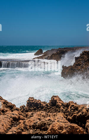 Quobba Blow Holes Wellen bei Wind in Australien Stockfoto