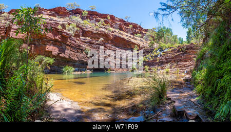 Panorama der Fortescue Falls und Pool am unteren Rand Dales Gorge Karijini National Park in Australien Stockfoto