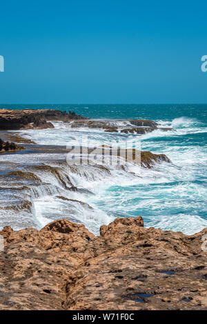 Quobba Blow Holes Wellen überschwemmungen Küste bei windigem Wetter in Australien Stockfoto