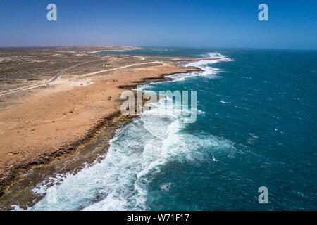 Quobba Blow Holes Küste Luftbild von Wellen bei Wind in Western Australia Ufer Stockfoto