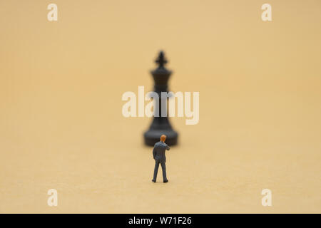 Miniatur Menschen Unternehmer ständigen Schachanalyse kommunizieren über Business Strategie. Und Unternehmen als Hintergrund Business Konzept einer Planung Stockfoto