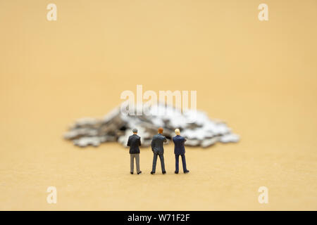 Miniatur Menschen Unternehmer ständigen Investitionen Analyse oder Investitionen in die Rätsel lösen, eine Lösung zu finden. Als Hintergrund business c Stockfoto
