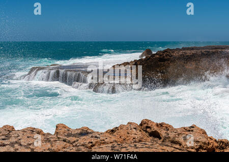 Rauhe Küste wave Spray in Quobba Blow Holes in Westaustralien Stockfoto