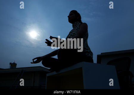 Geschäftsmann Yoga zu praktizieren Stockfoto