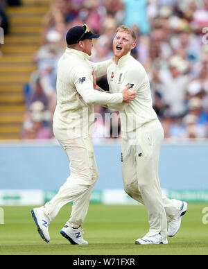 England's Ben Stokes (rechts) feiert mit Jason Roy nach der Einnahme der wicket von Australiens Travis Kopf während Tag vier der Asche Test Match bei Edgbaston, Birmingham. Stockfoto