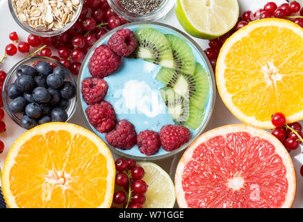 Chia und Berry smoothy mit frischem Obst - Ansicht von oben Stockfoto