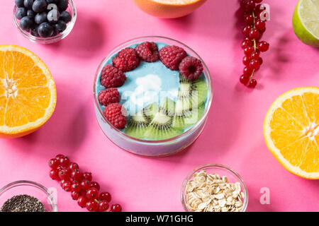 Chia und Berry smoothy mit frischem Obst - Ansicht von oben Stockfoto