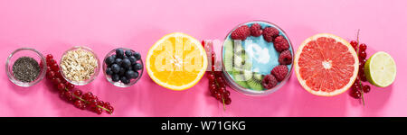 Chia und Berry smoothy mit frischem Obst - Ansicht von oben Stockfoto