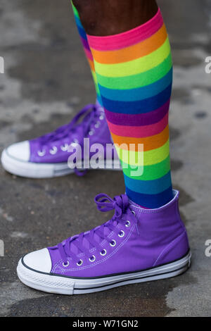 Bunte Turnschuhe und Socken an der 2018 in New York City Gay Pride Parade Stockfoto