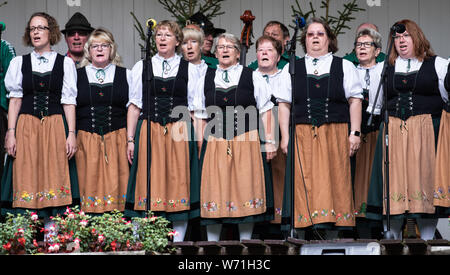 Clausthal Zellerfeld, Deutschland. 04 Aug, 2019. Die Gruppe aus Clausthal-Zellerfeld ist auf der Bühne in der Jodler Wettbewerb im Harz. Die Jodler Wettbewerb ist einer der drei musikalische Wettbewerbe jährlich im Harz statt. Es ist, als eine wichtige Komponente in der Fortsetzung einer Jahrhunderte alten Volkslied Tradition betrachtet. Credit: Swen Pförtner/dpa/Alamy leben Nachrichten Stockfoto