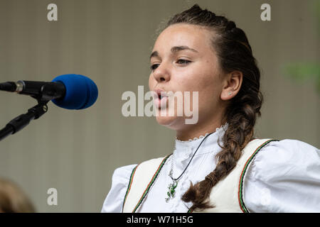 Clausthal Zellerfeld, Deutschland. 04 Aug, 2019. Die Teilnehmer Lilly Ruppelt aus St. Andreasberg gewinnt den Jodler Wettbewerb im Harz in ihrer Altersklasse. Die Jodler Wettbewerb ist einer der drei musikalische Wettbewerbe jährlich im Harz statt. Es ist, als eine wichtige Komponente in der Fortsetzung einer Jahrhunderte alten Volkslied Tradition betrachtet. Credit: Swen Pförtner/dpa/Alamy leben Nachrichten Stockfoto