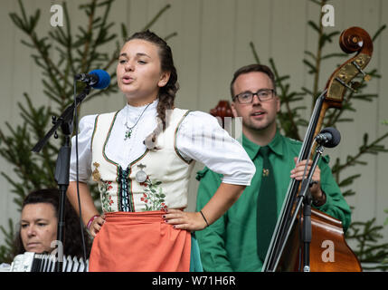 Clausthal Zellerfeld, Deutschland. 04 Aug, 2019. Die Teilnehmer Lilly Ruppelt aus St. Andreasberg gewinnt den Jodler Wettbewerb im Harz in ihrer Altersklasse. Die Jodler Wettbewerb ist einer der drei musikalische Wettbewerbe jährlich im Harz statt. Es ist, als eine wichtige Komponente in der Fortsetzung einer Jahrhunderte alten Volkslied Tradition betrachtet. Credit: Swen Pförtner/dpa/Alamy leben Nachrichten Stockfoto