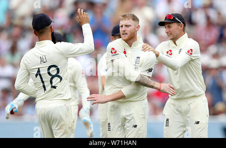 England's Ben Stokes (Mitte) feiert mit moeen Ali (links) und Joe Root nach der Einnahme der wicket von Australiens Travis Kopf während Tag vier der Asche Test Match bei Edgbaston, Birmingham. Stockfoto