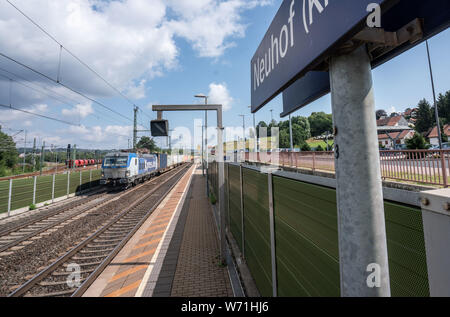 Neuhof, Deutschland. 04 Aug, 2019. Ein Güterzug passiert den Bahnhof in Neuhof in Osthessen. Am 04.02.2010, ein 16-jähriges Mädchen rutschte auf den glatten winter Plattform, war gefangen von einem ankommenden Zug, gezogen und getötet. Neuneinhalb Jahre nach dem tragischen Tod, der Unfall ist jetzt bei Gericht. Vier Angeklagten vor Gericht für die Anklage der fahrlässigen Tötung durch Unterlassen zu beantworten. Foto: Frank Rumpenhorst/dpa/Alamy leben Nachrichten Stockfoto