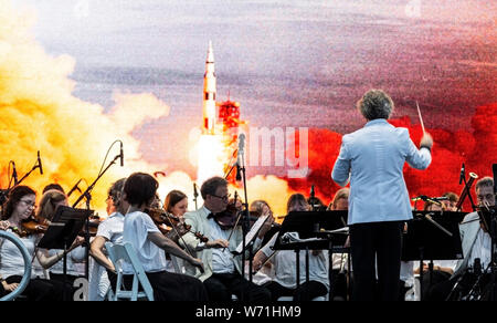 East Islip, New York, USA - 13. Juli 2019: Der Long Island Konzert Orchester führt Sie kostenlos bei Nacht unter den Sternen, bei Heckshire State Park zu Ehren. Stockfoto