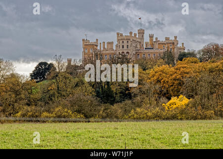 Belvoir Castle, von James Wyatt die Heimat der Manieren Familie und Sitz der Herzöge von Rutland in Leicestershire Landschaft im Herbst konzipiert