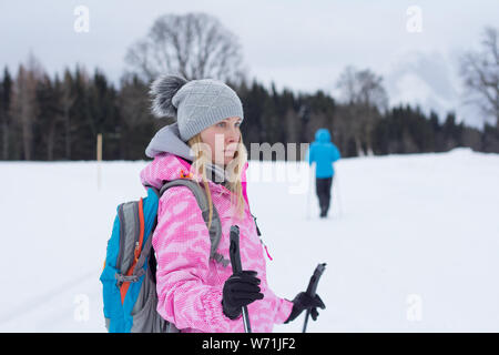 Frau Tourist in verschneite Landschaft Stockfoto