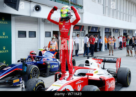 Budapest, Ungarn. 04 August, 2019. Prema Racing deutsche Fahrer Mick Schumacher feiert nach dem Gewinn der Formel 2 Rennen des Ungarischen Grand Prix Credit: Marco Canoniero/Alamy leben Nachrichten Stockfoto