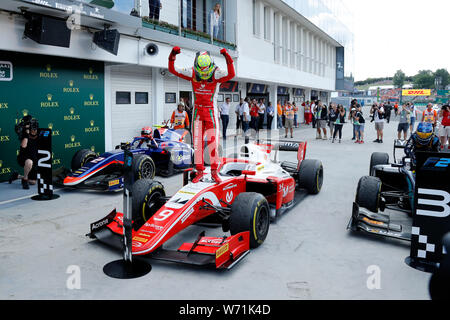 Budapest, Ungarn. 04 August, 2019. Prema Racing deutsche Fahrer Mick Schumacher feiert nach dem Gewinn der Formel 2 Rennen des Ungarischen Grand Prix Credit: Marco Canoniero/Alamy leben Nachrichten Stockfoto