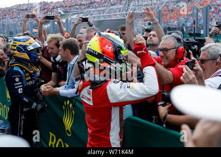 Budapest, Ungarn. 04 August, 2019. Prema Racing deutsche Fahrer Mick Schumacher feiert nach dem Gewinn der Formel 2 Rennen des Ungarischen Grand Prix Credit: Marco Canoniero/Alamy leben Nachrichten Stockfoto