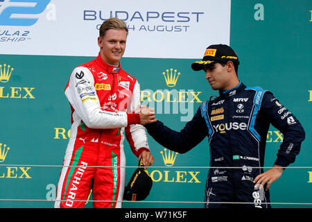 Budapest, Ungarn. 04 August, 2019. Prema Racing deutsche Fahrer Mick Schumacher feiert nach dem Gewinn der Formel 2 Rennen des Ungarischen Grand Prix Credit: Marco Canoniero/Alamy leben Nachrichten Stockfoto