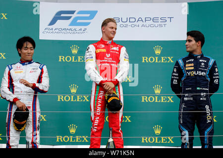 Budapest, Ungarn. 04 August, 2019. Prema Racing deutsche Fahrer Mick Schumacher feiert nach dem Gewinn der Formel 2 Rennen des Ungarischen Grand Prix Credit: Marco Canoniero/Alamy leben Nachrichten Stockfoto