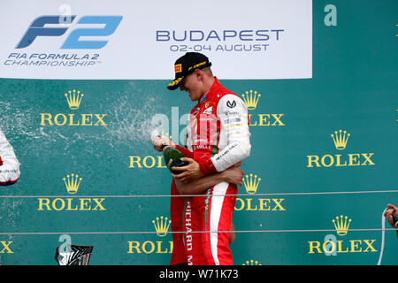 Budapest, Ungarn. 04 August, 2019. Prema Racing deutsche Fahrer Mick Schumacher feiert nach dem Gewinn der Formel 2 Rennen des Ungarischen Grand Prix Credit: Marco Canoniero/Alamy leben Nachrichten Stockfoto