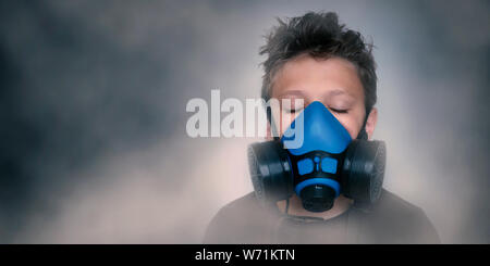 Junge tragen Atemschutz Gasmaske, Portrait. Auswirkungen der Luftverschmutzung, Industrie weltweit Einfluss auf die Umwelt. Schutz vor gefährlichen Partikel-, Gas-, Smog, übertragene Krankheiten Stockfoto