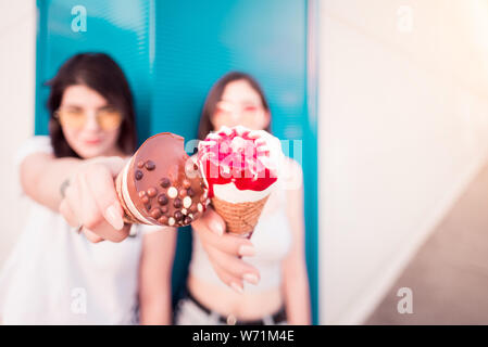 Zwei junge Frauen, die Eistüten Stockfoto