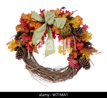 Thanksgiving Kranz aus künstlichen Meterial auf Weiß isoliert Stockfoto