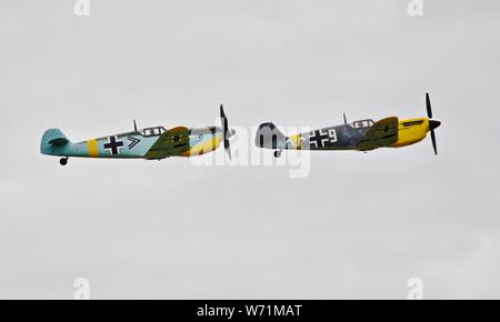 2 Hispano HA-1112-M1L Buchons Weiß 5 (G-AWHR) und Weiß 9 (G-AWHH) im formationsflug an der 2019 Flying Legends Airshow Stockfoto