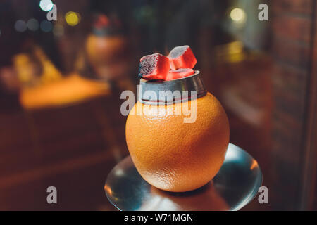 Elegante Wasserpfeife mit Aroma Grapefruit für entspannen. Grapefruit shisha. Shisha Lounge. Stockfoto